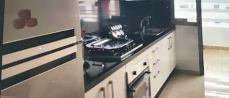 Micro-ondas, cafeteira/chaleira, talheres/pratos/utensílios de cozinha