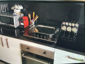 Microwave, coffee/tea maker, cookware/dishes/utensils - Apartment Residence Mansbay Beach (Mansouria)