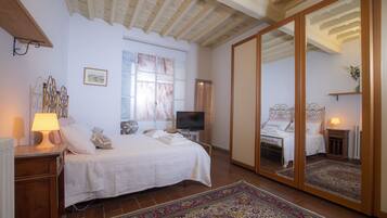 2 chambres, coffres-forts dans les chambres, bureau