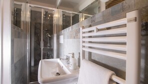 Dusche, Haartrockner, Bidet, Handtücher