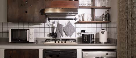 Kylskåp, mikrovågsugn, ugn och spishäll