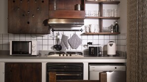 冷蔵庫、電子レンジ、オーブン、コンロ