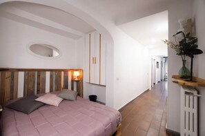 2 bedrooms, in-room safe, desk, iron/ironing board