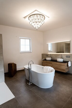 Bathtub, hair dryer, towels, soap - Rosenchalet - well-being and enjoyment  (Bayern - Leinach)