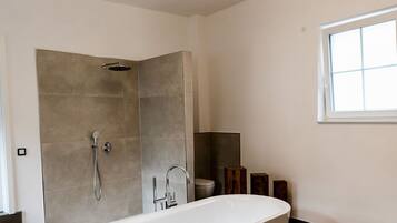 Badewanne, Haartrockner, Handtücher, Seife