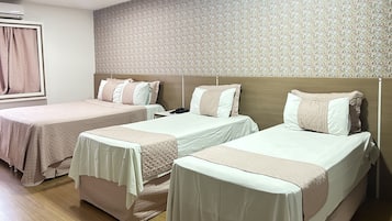 トリプルルーム | ミニバー、デスク、遮光カーテン、WiFi (無料)