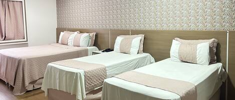 Kolmen hengen huone | Minibaari, työpöytä, pimennysverhot, ilmainen Wi-Fi