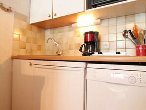 Réfrigérateur, micro-ondes, lave-vaisselle, cafetière/bouilloire