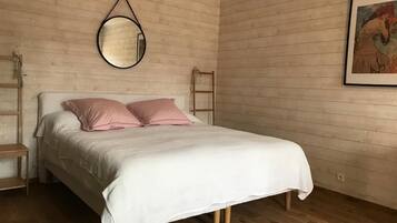 8 chambres, bureau, fer et planche Ă repasser, lit parapluie