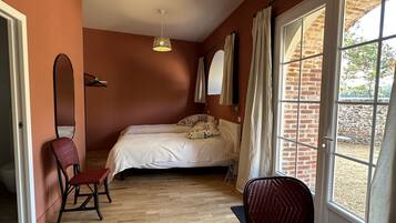 8 slaapkamers, een bureau, een strijkplank/strijkijzer, reisbedje