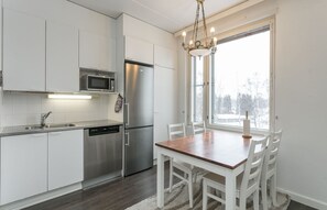 Astianpesukone, kahvin-/teenkeitin, keittoastiat/astiat/ruokailuvälineet