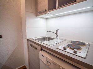 Kjøleskap, ovn, kokeplater og oppvaskmaskin