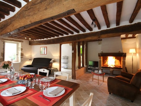 Restauration. La Grange de Cerisé - Gîte traditionnel avec Wifi, proche Alençon