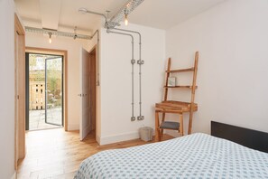 1 bedroom, WiFi - Modern, City Centre Apartment with kitchenette and courtyard (Norwich)