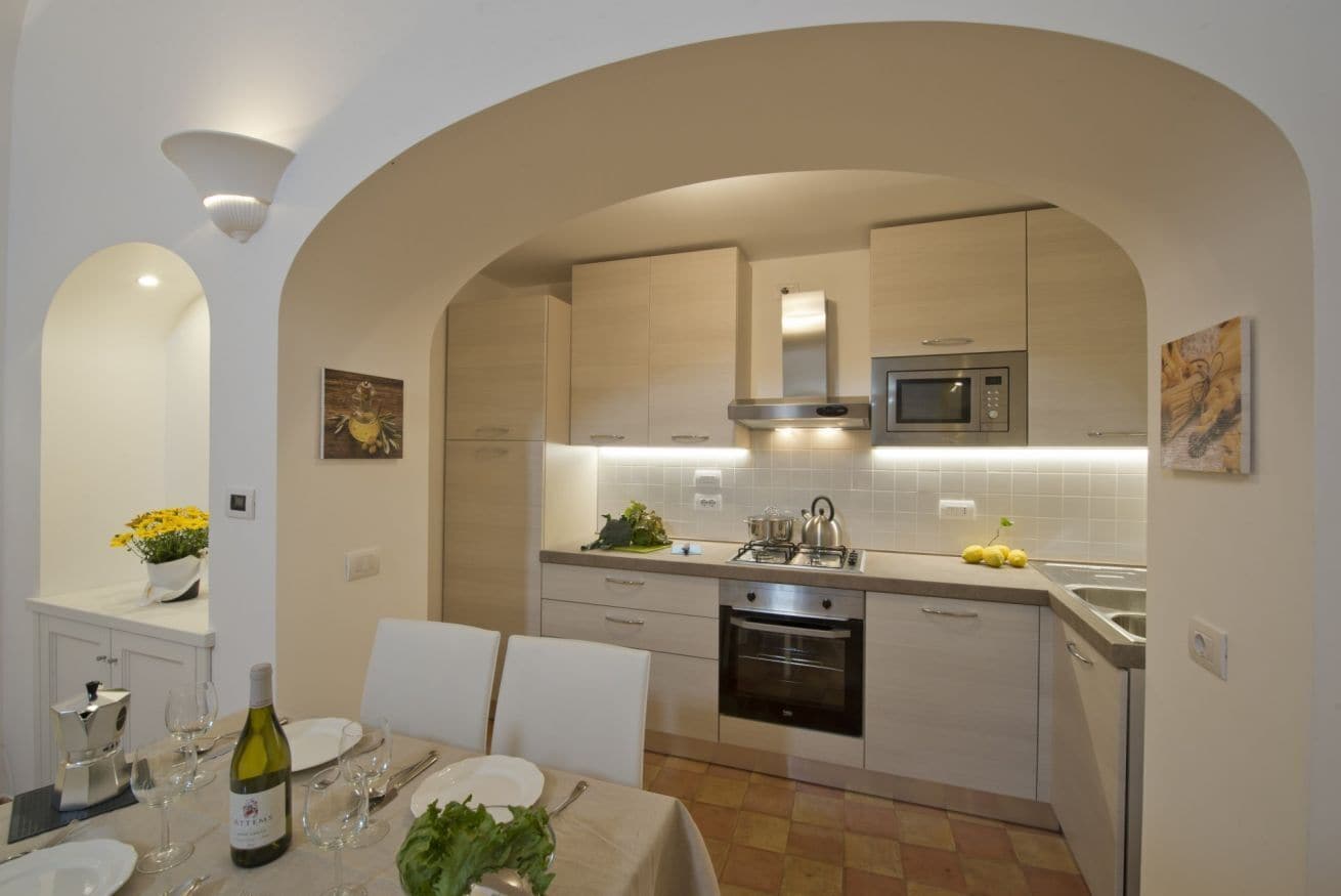 Frigorífico, microondas, placa de cocina y lavavajillas
