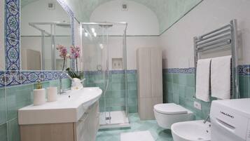 Dusche, Haartrockner, Bidet, HandtĂŒcher