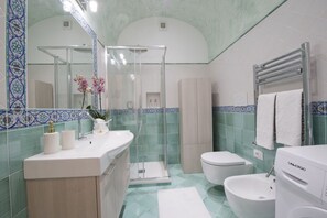 Ducha, secador de pelo, bidet, toallas