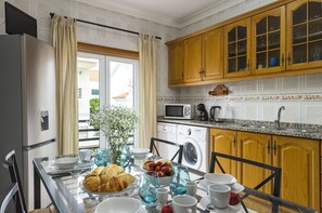 Fridge, microwave, oven, stovetop -  Boa Vista Apartment in Palmela (Palmela)