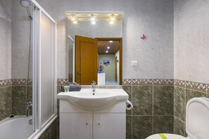Ensemble baignoire-douche, séchoir à cheveux, bidet, serviettes fournies