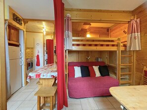 Interior - Cozy chalet-style studio in Menuires - 2 ppl, ski-in/ski-out, mountain view, equipped kitchen (Les Menuires)