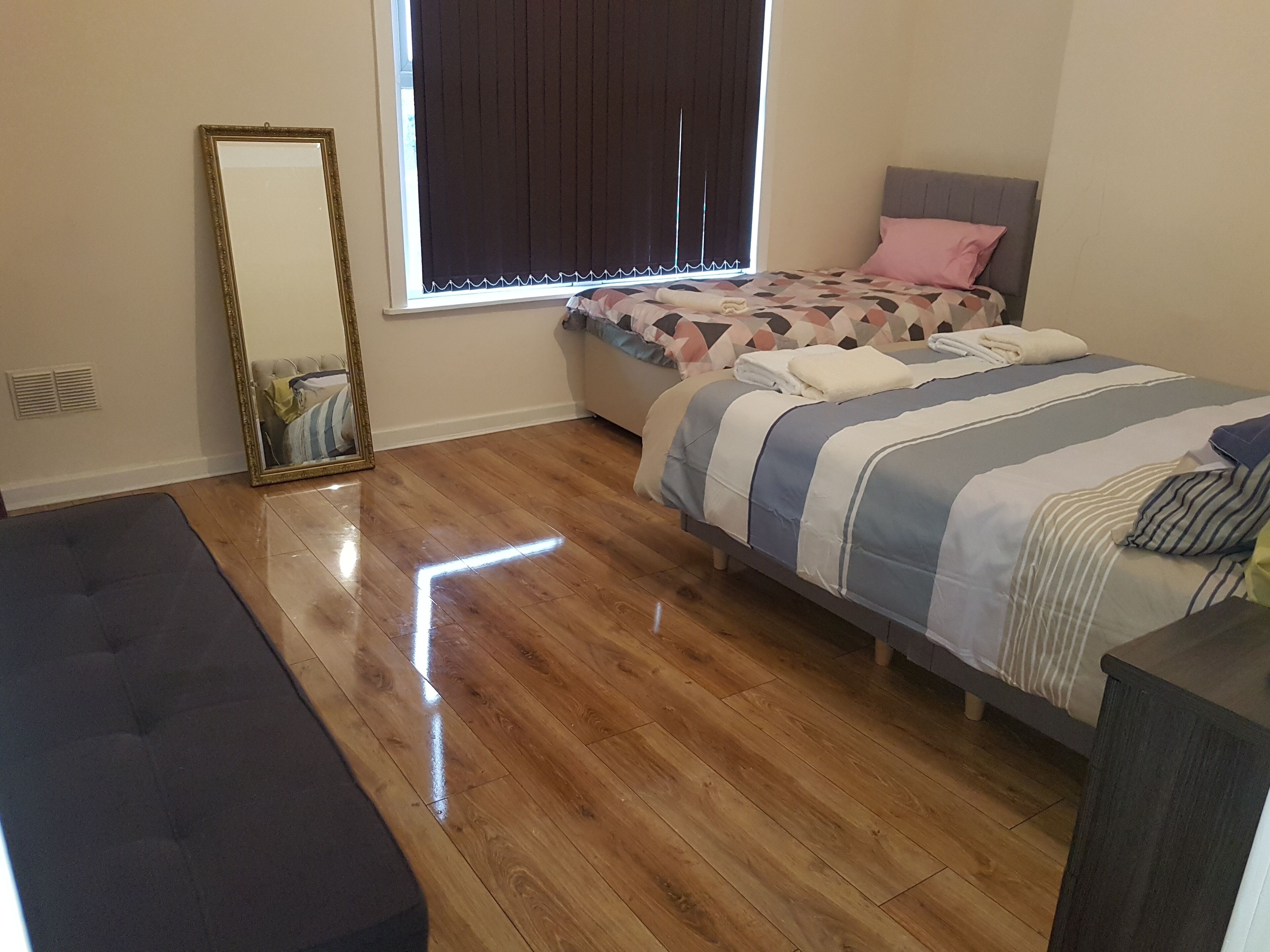 5 habitaciones, tabla de planchar con plancha, wifi y ropa de cama 