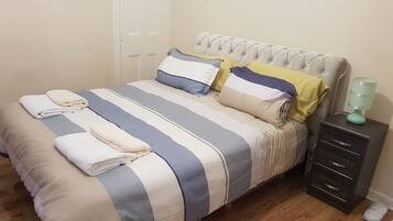 5 bedrooms, iron/ironing board, WiFi, bed sheets