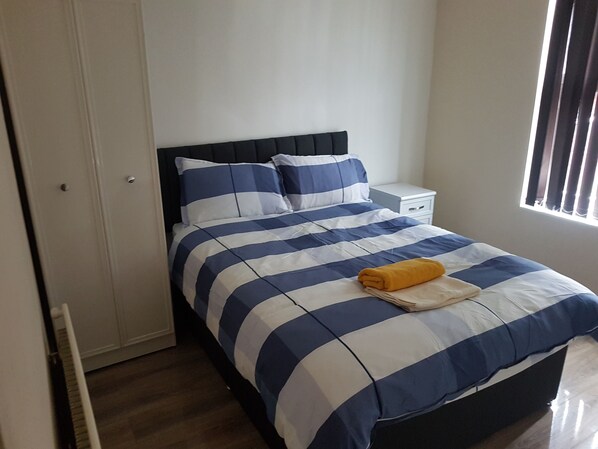 5 bedrooms, iron/ironing board, WiFi, bed sheets