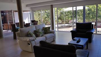 Een televisie, Netflix, een tafeltennistafel en speelgoed