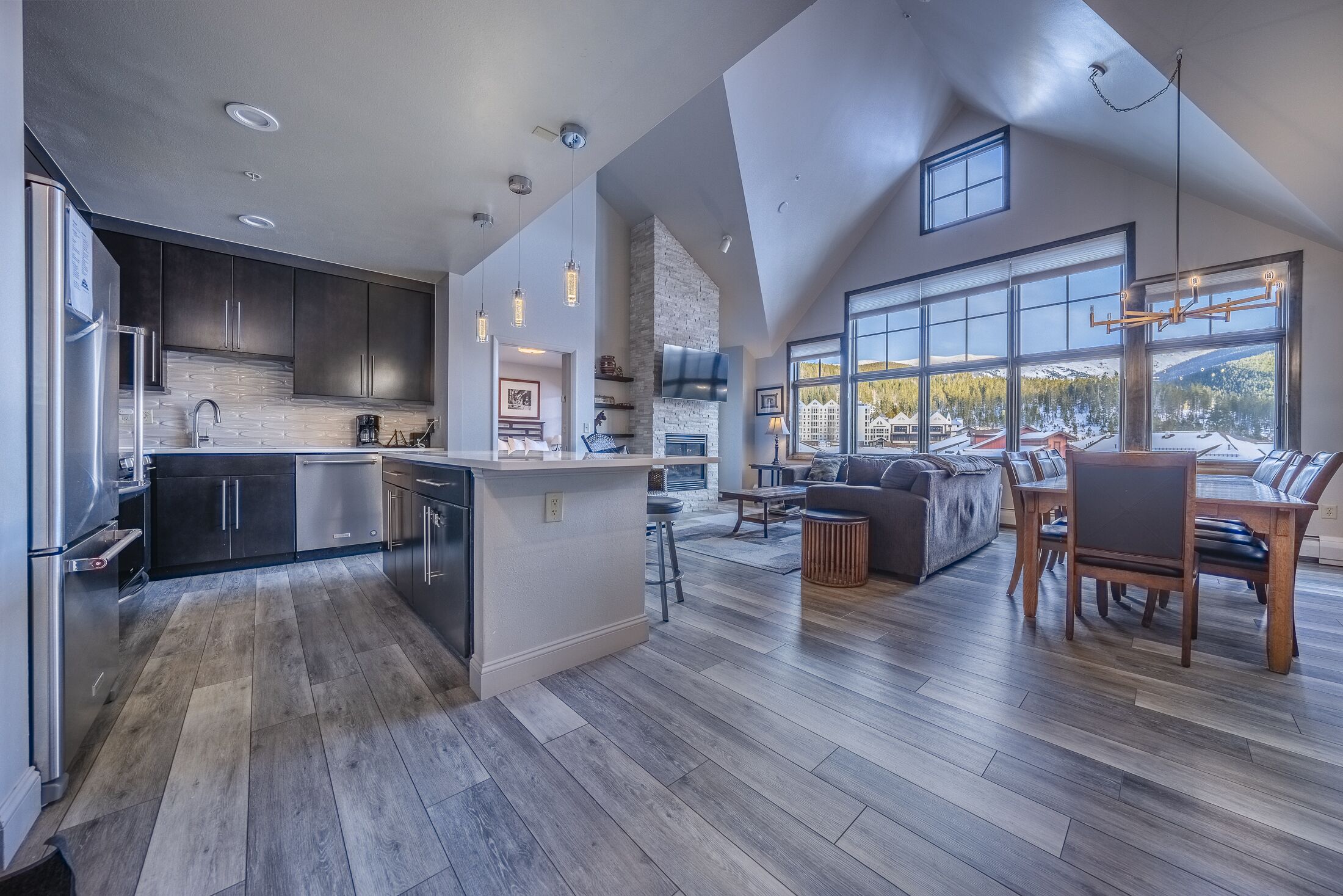 Spacious, Modern Penthouse condo w/access to shared hot tub. Ski in & ski out