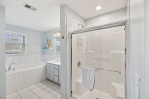 Combined shower/tub, towels