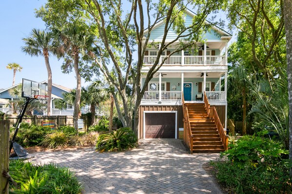 Exterior - Blue Pearl! Pool Table, Pet Friendly, 1 Block to Town & Easy Walk to Beach (Folly Beach)