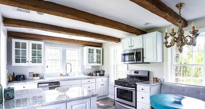 Charming Historic Farmhouse Minutes to Frenchtown!