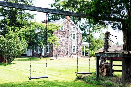 Charming Historic Farmhouse Minutes to Frenchtown!