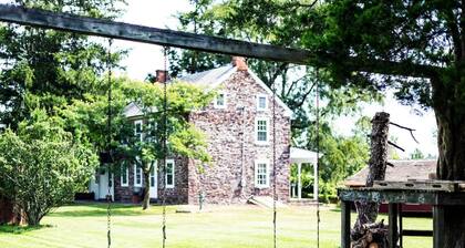 Charming Historic Farmhouse Minutes to Frenchtown!