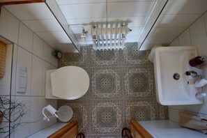 Haartrockner, Handtücher, Seife, Shampoo