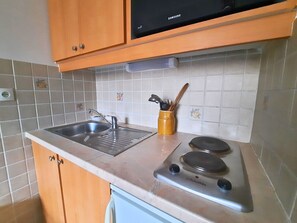 Fridge, coffee/tea maker, toaster