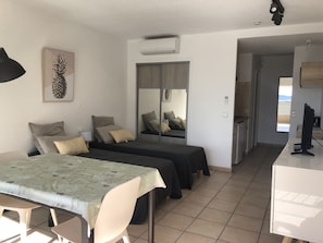 Free WiFi - Air-conditioned studio for 2, near beach and shops, pets allowed, WiFi, parking (Saint-Raphaël)