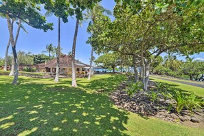 Property grounds - 'Tropical Paradise' Resort Villa: 1 Mile to Beach! (Kamuela)