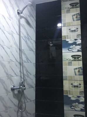 Shower, towels, soap, shampoo - Rental house Dar arij (Tanger)