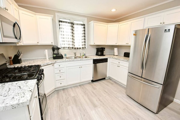 Coffee/tea maker, fridge, microwave, oven