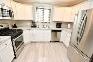 Coffee/tea maker, fridge, microwave, oven