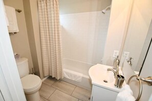 Towels - Walk to Notre Dame! 3 bedroom 1.5 bath home (717) (South Bend)