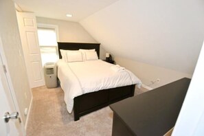 3 bedrooms, WiFi, bed sheets - Walk to Notre Dame! 3 bedroom 1.5 bath home (717) (South Bend)