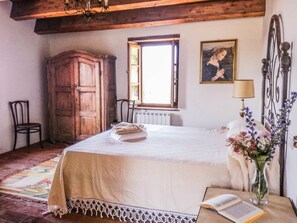 5 bedrooms, iron/ironing board, free WiFi, bed sheets
