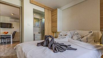 2 bedrooms, iron/ironing board, WiFi, bed sheets