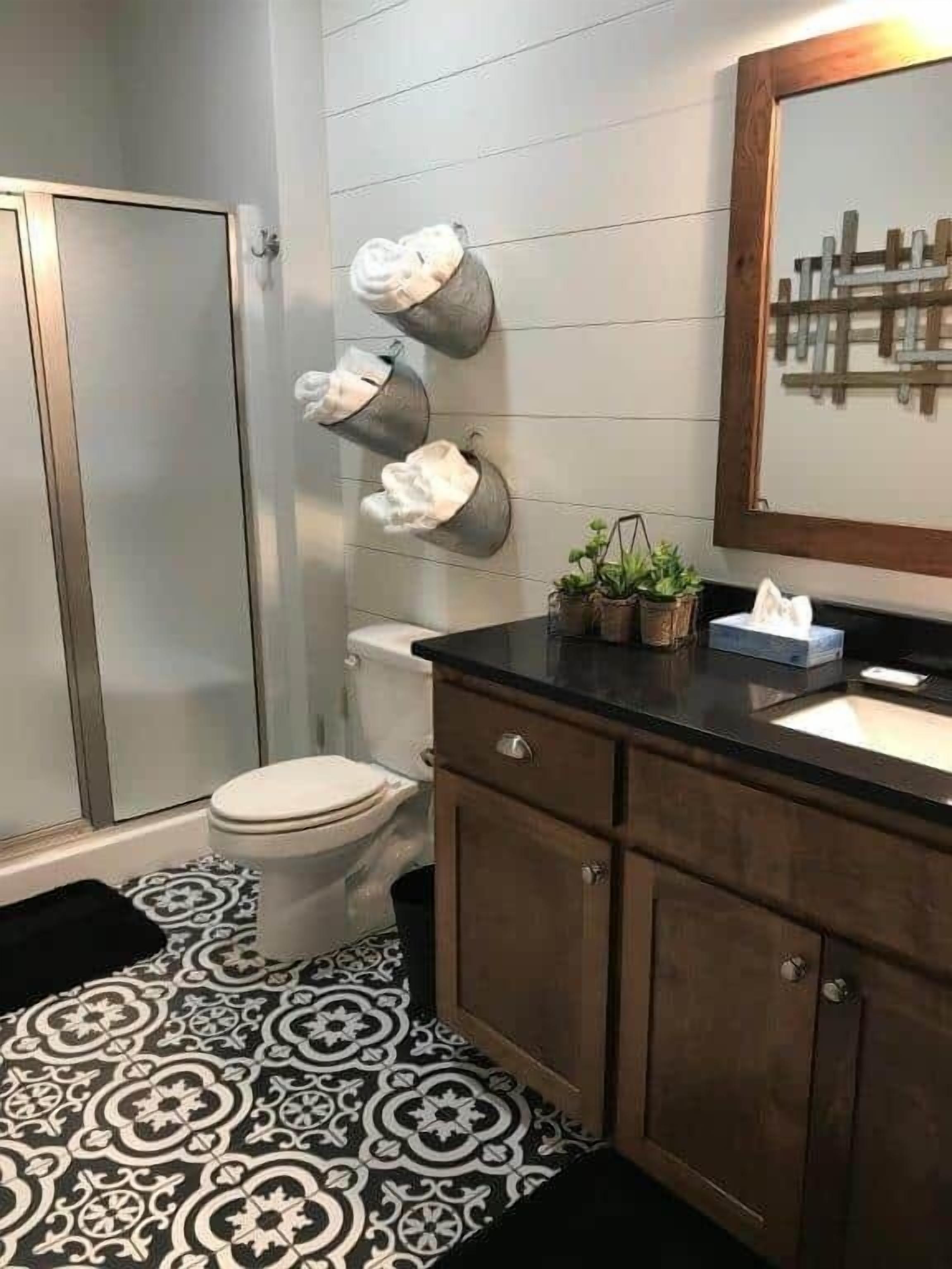 淋浴设施、吹风机、毛巾、卫生纸