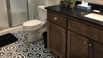 Dusche, Haartrockner, Handtücher, Toilettenpapier