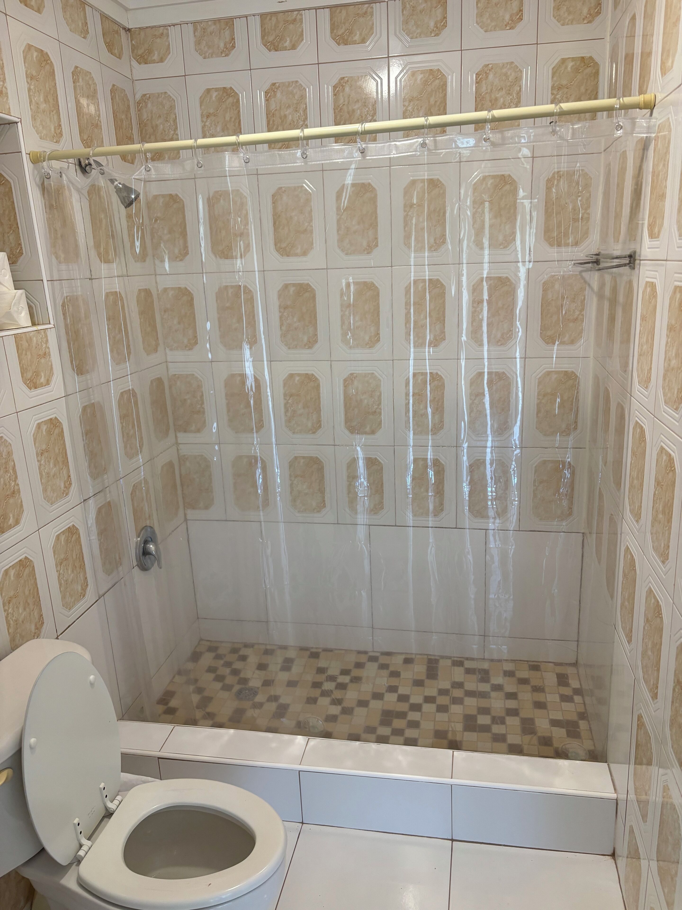 Ensemble douche/baignoire, sèche-cheveux, serviettes fournies, savon