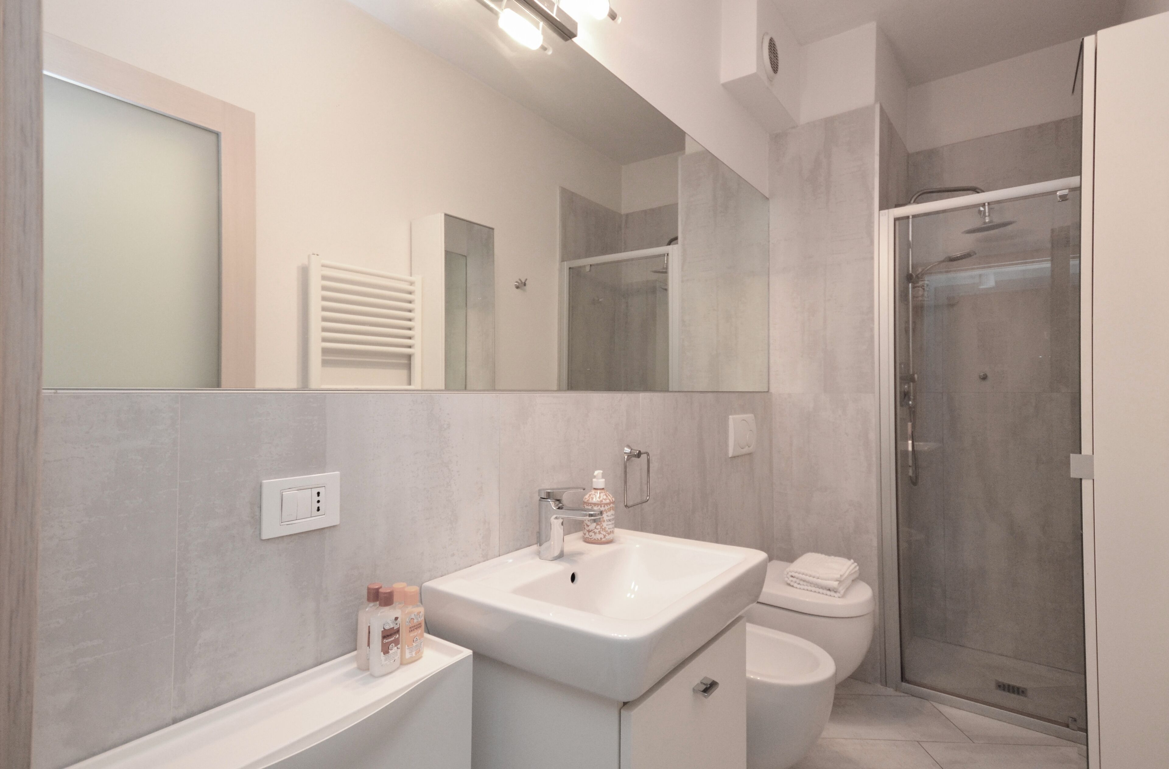 Dusche, Haartrockner, Bidet, Handtücher