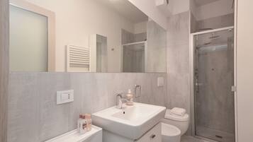 Dusche, Haartrockner, Bidet, Handtücher